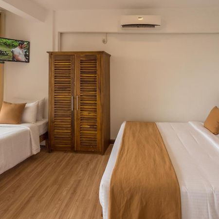 360 Lake View Hotel Канди Екстериор снимка