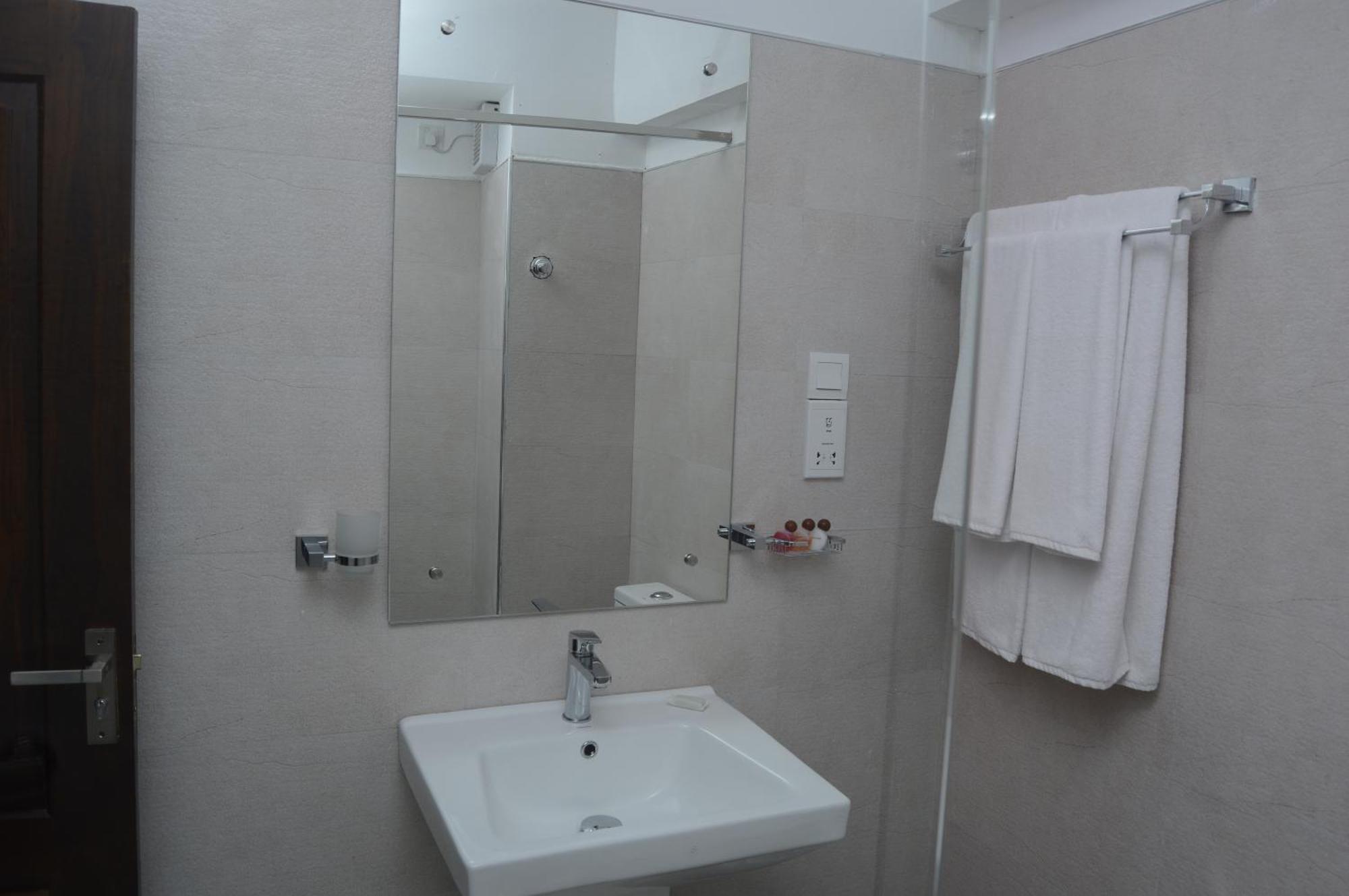 360 Lake View Hotel Канди Екстериор снимка